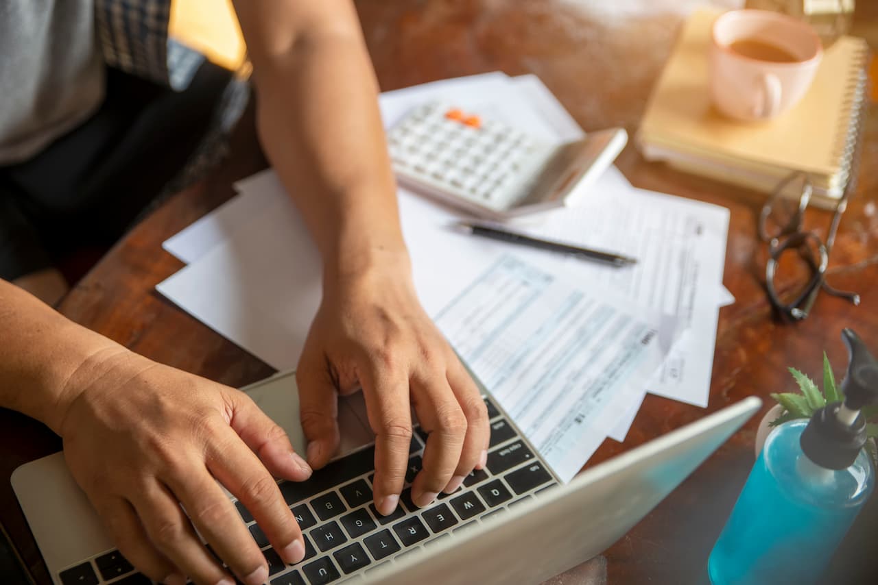 tax accountant helping person who has missed tax deadline