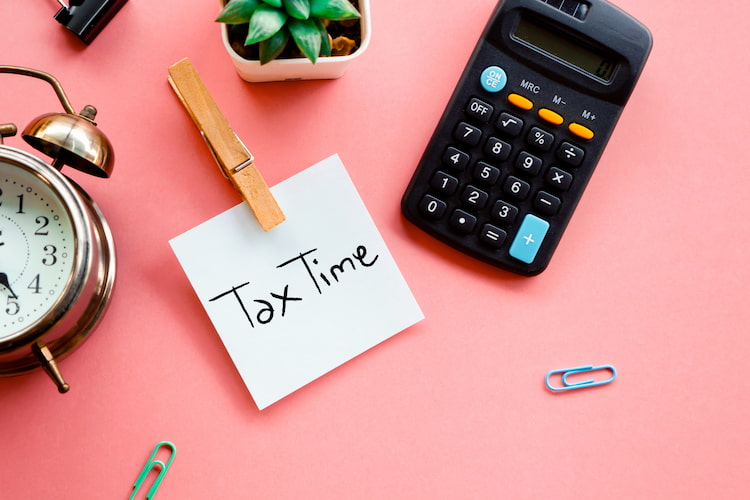 Sticky note on desk talking about tax deadline in australia